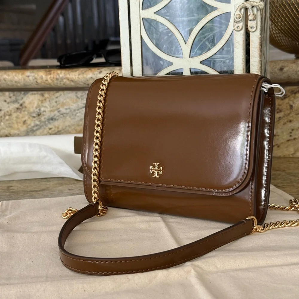 New tory burch ❤️‍🔥 Emerson PATENT CHAIN WALLE RICH WALNUT